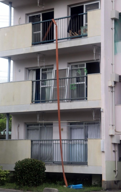 火災で女性を３階のベランダから救助中に落下があった現場の団地＝１８日午前１１時３８分、神戸市北区君影町１
