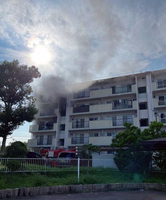 部屋の様子が分からなくなるほどの煙が上がった＝１７日、神戸市北区君影町１（住民提供）
