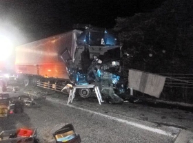 事故で大破した大型トラック＝１１日午前０時４６分、赤穂市大津、山陽自動車道（兵庫県警提供）