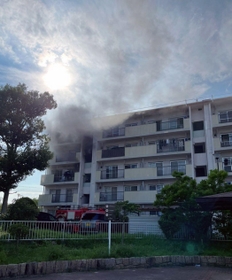 部屋の様子が分からなくなるほどの煙が上がった＝１７日、神戸市北区君影町１（住民提供）
