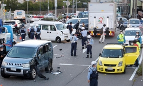 トラックが信号待ちの列に正面から突っ込み、乗用車６台が関係した事故＝神戸市灘区寺口町（画像の一部を加工しています）
