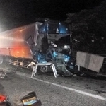 事故で大破した大型トラック＝１１日午前０時４６分、赤穂市大津、山陽自動車道（兵庫県警提供）