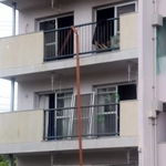 火災で女性を３階のベランダから救助中に落下があった現場の団地＝１８日午前１１時３８分、神戸市北区君影町１