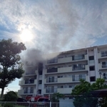 部屋の様子が分からなくなるほどの煙が上がった＝１７日、神戸市北区君影町１（住民提供）