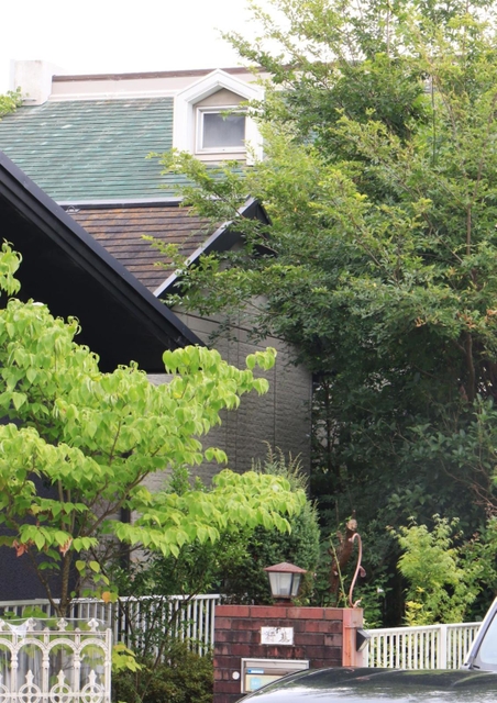 ミイラ化した遺体が見つかった民家とその周辺＝２０日午後０時４０分、西宮市清瀬台