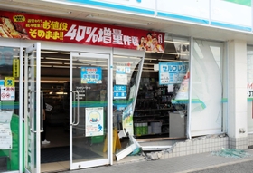 乗用車が突っ込んで壊れたコンビニ店の窓＝８日午前１０時１１分、南あわじ市湊