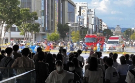 救急隊員が駆け付け、多くの通行人で混乱する姫路駅前＝１３日午後４時１４分、姫路市駅前町