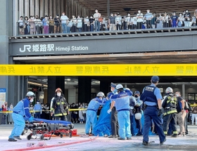 全身にやけどを負った男性を搬送しようとする救急隊員ら＝１３日午後４時１６分、姫路市駅前町