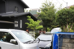 ミイラ化した遺体が見つかった民家（緑色の屋根）とその周辺＝２０日午後０時４０分、西宮市清瀬台