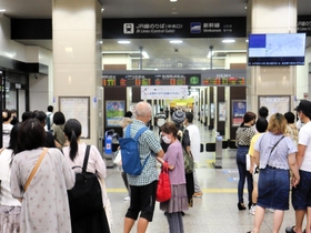 一時運転見合わせとなり、姫路駅の改札口付近で案内を見る利用客ら＝２７日午後６時３７分