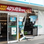 乗用車が突っ込んで壊れたコンビニ店の窓＝８日午前１０時１１分、南あわじ市湊