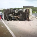 トラックが横転し、荷台からこぼれ出たコンクリート片が道路をふさいだ＝12午前、神戸市西区伊川谷町（兵庫県警提供）