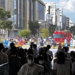 救急隊員が駆け付け、多くの通行人で混乱する姫路駅前＝１３日午後４時１４分、姫路市駅前町