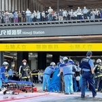 全身にやけどを負った男性を搬送しようとする救急隊員ら＝１３日午後４時１６分、姫路市駅前町