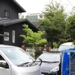 ミイラ化した遺体が見つかった民家（緑色の屋根）とその周辺＝２０日午後０時４０分、西宮市清瀬台