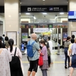 一時運転見合わせとなり、姫路駅の改札口付近で案内を見る利用客ら＝２７日午後６時３７分