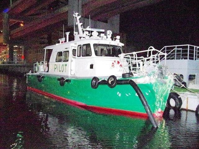 防波堤に衝突した後、神戸港にえい航されたパイロットボート＝午前５時半、神戸市中央区波止場町１（神戸海上保安部提供）