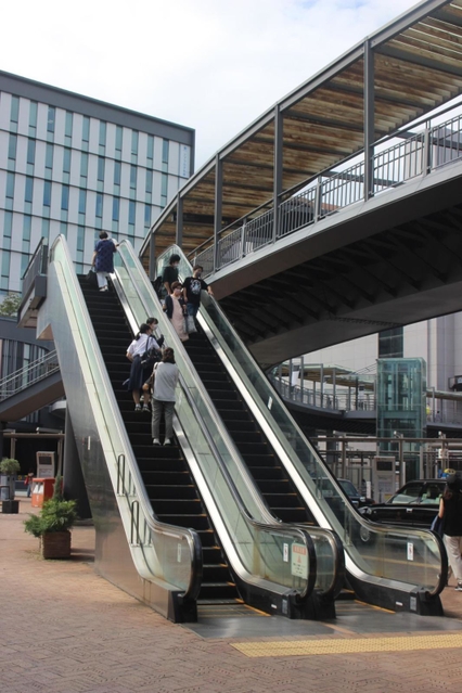 負傷事故が起きた姫路駅前広場のエスカレーター＝１０日午後２時５０分、姫路市駅前町