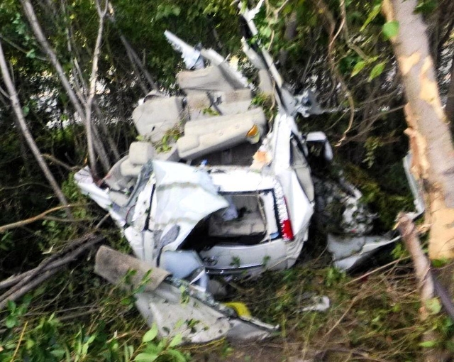 乗用車がガードロープに衝突、６人が死傷した山陽自動車道の事故現場＝１１日午後、赤穂市大津（兵庫県警高速隊提供）