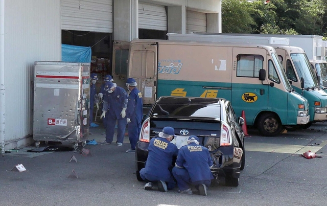 女性従業員が刺殺される事件があったヤマト運輸神戸北鈴蘭台センターを調べる捜査員ら＝２０２０年１０月６日、神戸市北区山田町小部