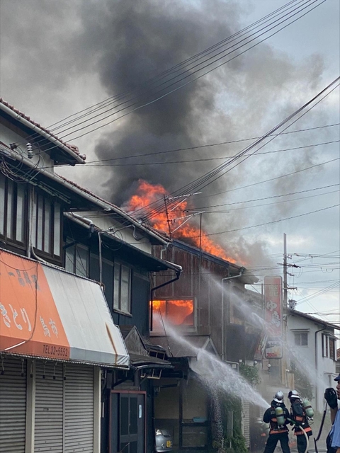 黒煙をあげる建物＝２０日午後４時０９分、加古川市米田町平津