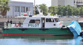 ２人が死亡する衝突事故を起こしたパイロットボート＝４日午前１１時３１分、神戸市中央区波止場町