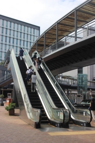 負傷事故が起きた姫路駅前広場のエスカレーター＝１０日午後２時５０分、姫路市駅前町