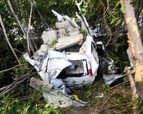 乗用車がガードロープに衝突、６人が死傷した山陽自動車道の事故現場＝１１日午後、赤穂市大津（兵庫県警高速隊提供）