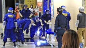 男性が切りつけられた現場を調べる捜査員ら＝６月３０日、神戸市中央区東川崎町１