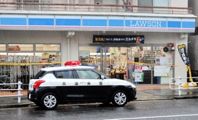 規制線が張られた現場＝２２日午前８時５６分、神戸市灘区篠原本町５