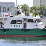 ２人が死亡する衝突事故を起こしたパイロットボート＝４日午前１１時３１分、神戸市中央区波止場町