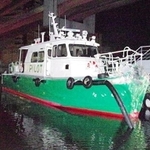 防波堤に衝突した後、神戸港にえい航されたパイロットボート＝午前５時半、神戸市中央区波止場町１（神戸海上保安部提供）