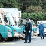 ヤマト運輸神戸北鈴蘭台センターの駐車場周辺を調べる警察官ら＝２０２０年１０月７日、神戸市北区山田町小部