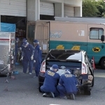 女性従業員が刺殺される事件があったヤマト運輸神戸北鈴蘭台センターを調べる捜査員ら＝２０２０年１０月６日、神戸市北区山田町小部