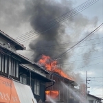 黒煙をあげる建物＝２０日午後４時０９分、加古川市米田町平津