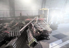 阪神高速北神戸線箕谷ジャンクションで横転したトラックと、積み荷の足場材＝１８日午前８時５０分ごろ、神戸市北区山田町（兵庫県警高速隊提供）