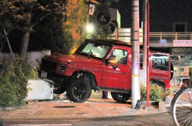 そば店の塀に突っ込んだ乗用車＝２４日午後、西宮市越水町（画像の一部を加工しています）