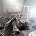 阪神高速北神戸線箕谷ジャンクションで横転したトラックと、積み荷の足場材＝１８日午前８時５０分ごろ、神戸市北区山田町（兵庫県警高速隊提供）