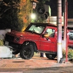 そば店の塀に突っ込んだ乗用車＝２４日午後、西宮市越水町（画像の一部を加工しています）