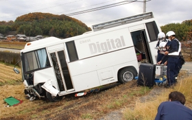 田に突っ込んだエックス線検診車＝２２日午前、三田市下深田