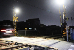 電車と男性が接触した踏切＝２２日午後７時３４分、姫路市飾磨区中島