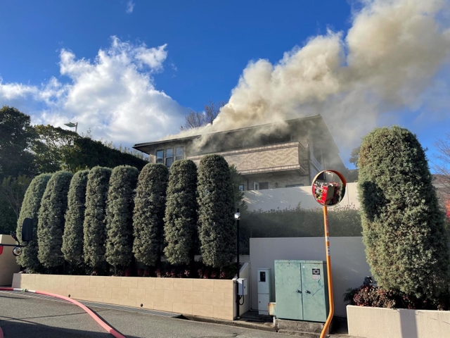 ２階部分から出火し、大量の白煙を上げる民家＝芦屋市六麓荘町