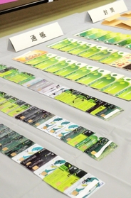 容疑者の自宅から押収された他人名義のキャッシュカードや預金通帳＝５日午後、葺合署