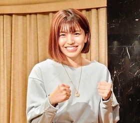 笑顔でポーズを決めるぱんちゃん璃奈＝東京都内