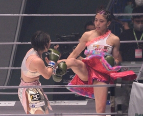 対戦相手（左）にキックを見舞うぱんちゃん璃奈＝２０２１年９月、さいたまスーパーアリーナ