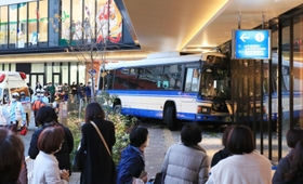 商業施設に突っ込んだ阪神バス＝１３日午後４時４９分、西宮市田中町