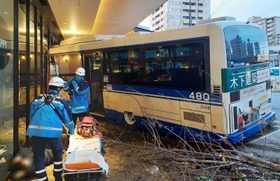 けが人の救助をする救急隊員ら＝１３日午後５時２０分、西宮市田中町（写真の一部を画像処理しています）