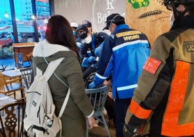 けが人の救助をする救急隊員ら＝１３日午後５時２０分、西宮市田中町（写真の一部を画像処理しています）