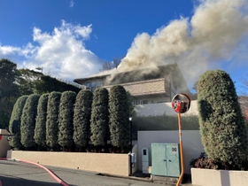 ２階部分から出火し、大量の白煙を上げる民家＝芦屋市六麓荘町