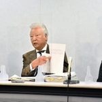 県側の答弁書類を手に憤りを表す木戸一仁さん（中央）＝１日午後、大阪市北区西天満２